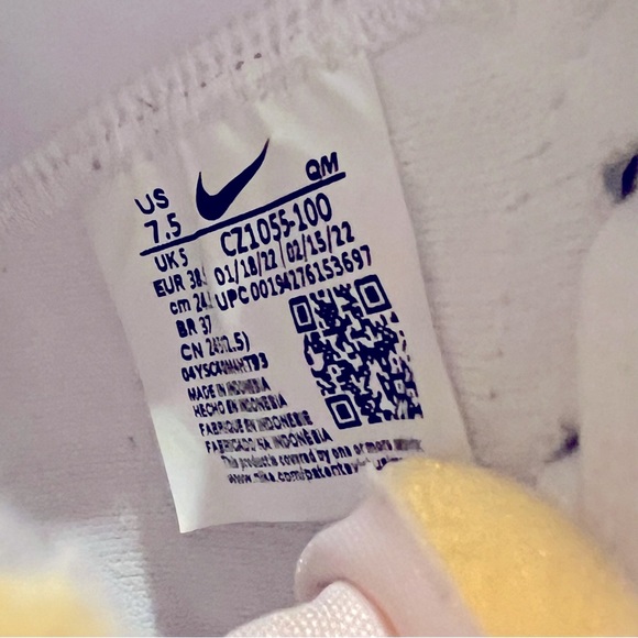 NIKE Women’s Blazer Mid 77 Size 7.5 in White & Black - Worn twice! - Picture 6 of 13